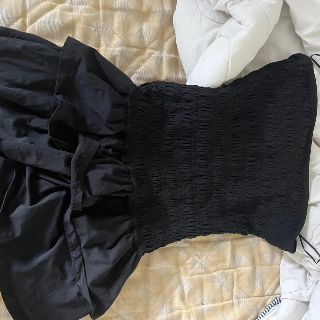 Svart axelbandslös kort klänning