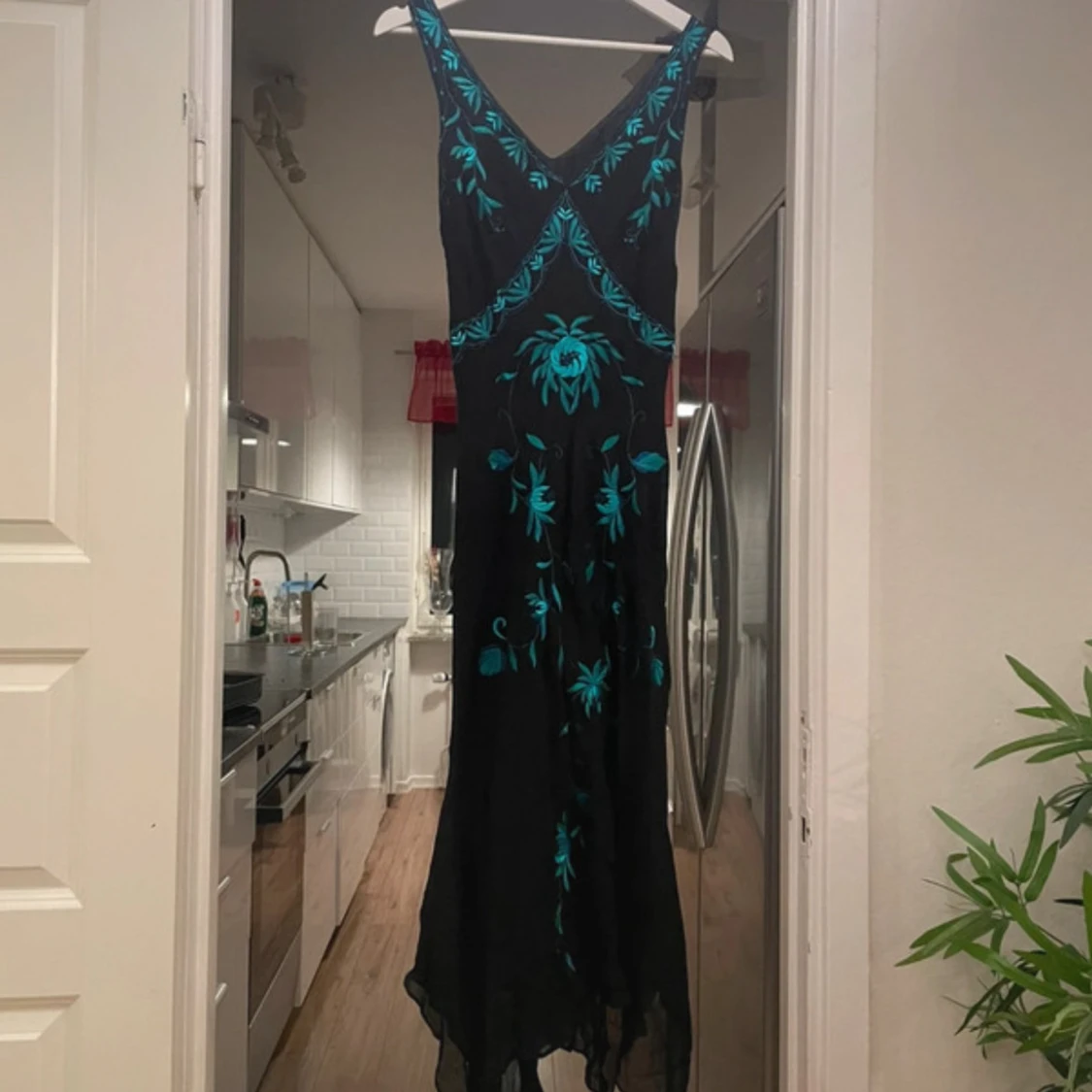 Svart långklänning med turkos broderi - 2