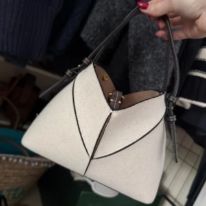 Zara väska - Säljer min sååå fina väska från Zara, helt slutsåld på hemsidan, köpt för 379kr. Använts sen jag köpt i somras men väl omhändertagen. Säljer för 300kr 