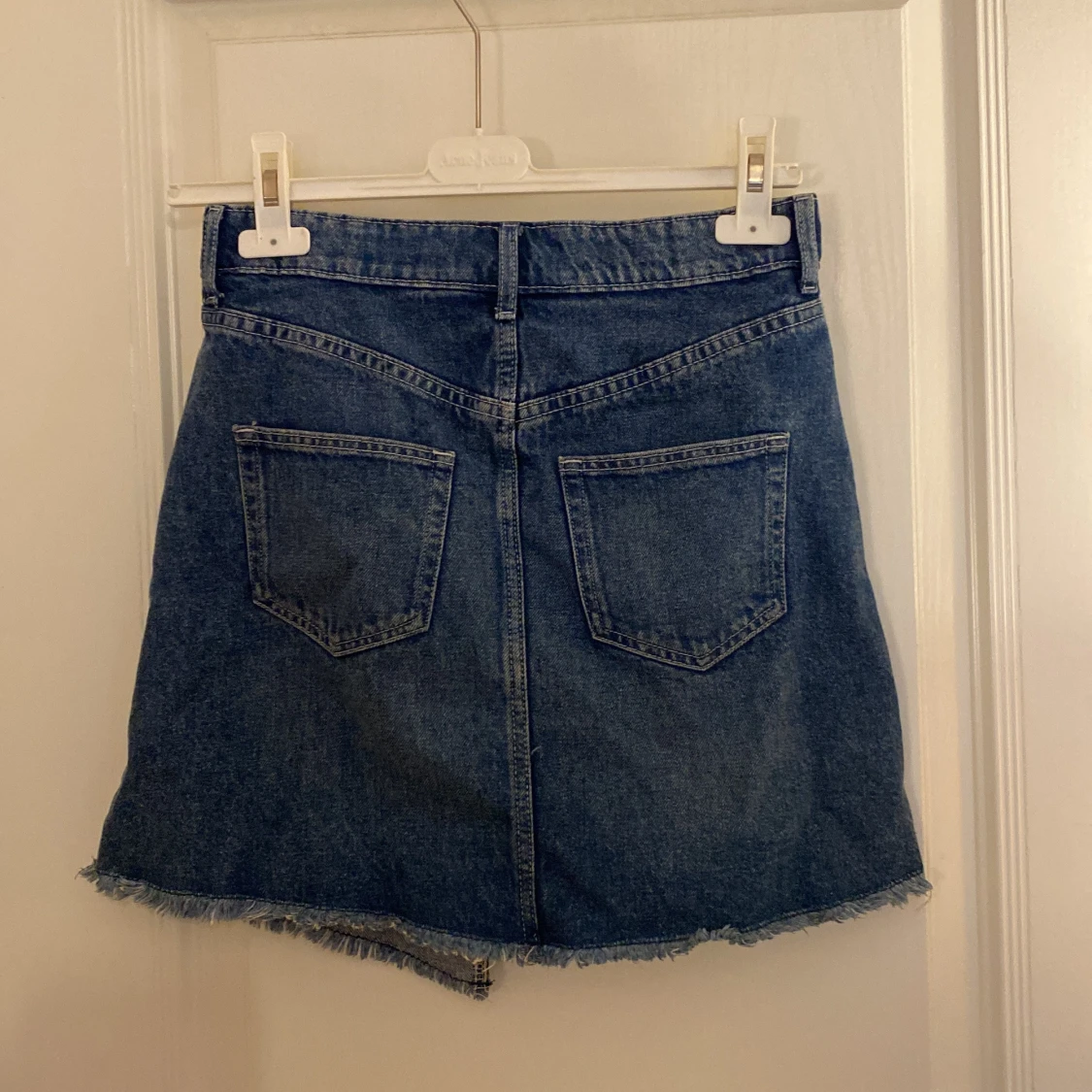 Blå jeanskjol från H&M med rå kant - 1