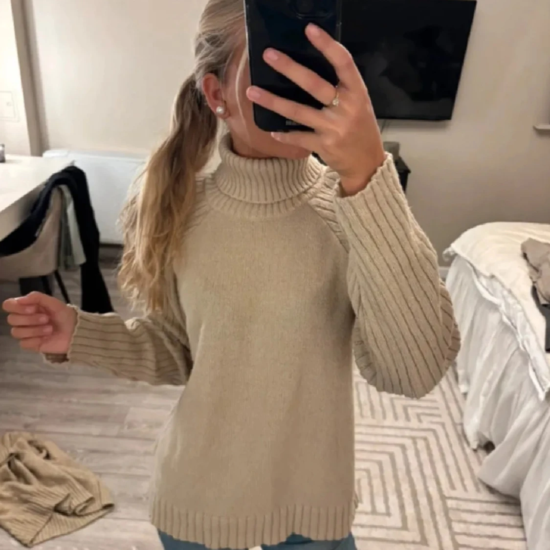 Beige polotröja med ribbade ärmar - 1