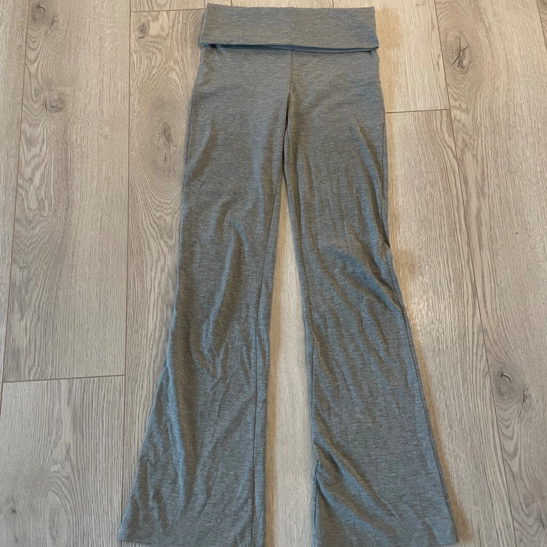 Grå bootcut byxor från Gina Tricot - 1