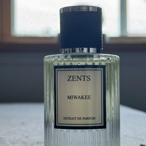 Zents Miwakee Extrait de Parfum 50ml - Extrait de Parfum från Zents med namnet Miwakee. Stilren flaska och exklusiv känsla – perfekt för dig som vill sticka ut med något unikt.