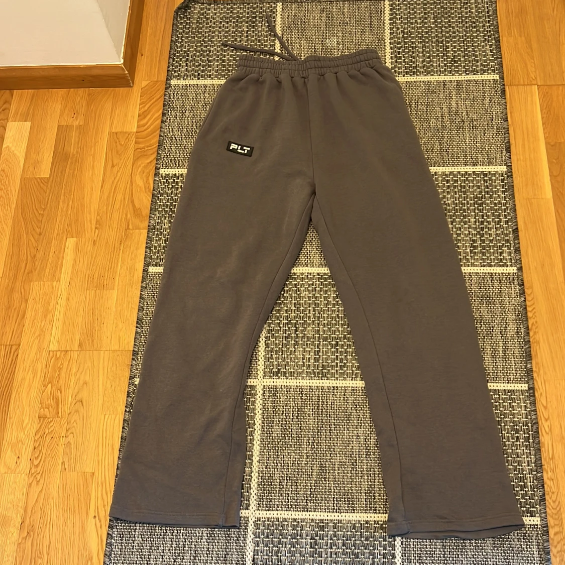 Grå mjukisbyxor från PLT - 1