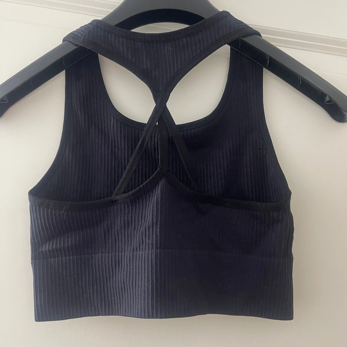 Svart ribbad linnetopp - 1