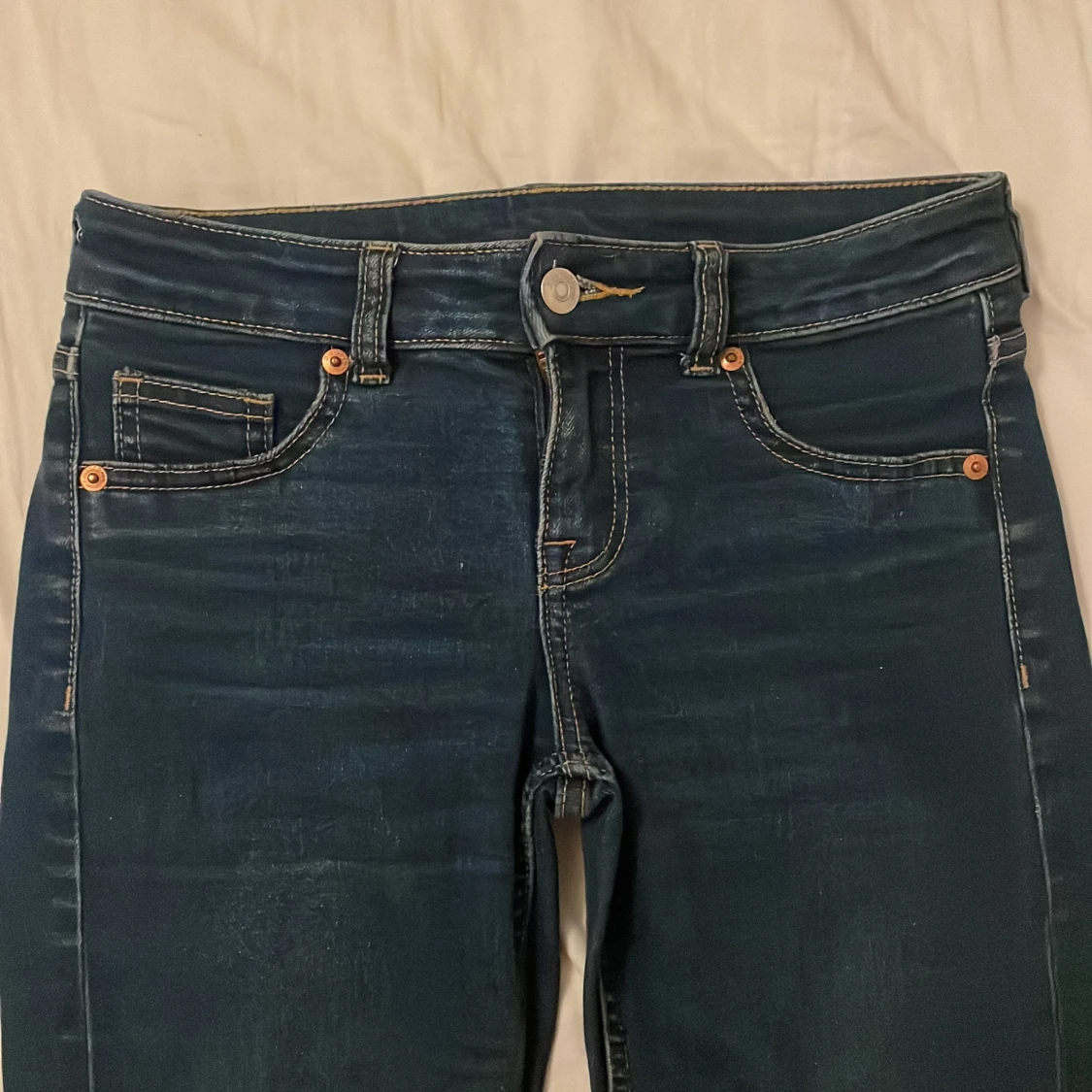 Mörkblå bootcut jeans skit snygga och väldigt bootcut 