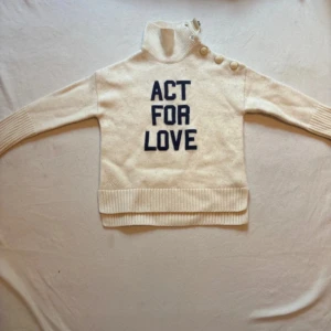 Zadig Voltiare stickad tröja - Super fin tröja från Zadig Voltiare. Var storlek 170 men har nu krympt till storlek ca xxs, därav priset. Är ärmarna har även blivit lite kortare 🩷Så fin och prefekt nu till hösten! Tveka inte och skriv om ni har några frågor 🥰 Självklart Äkta