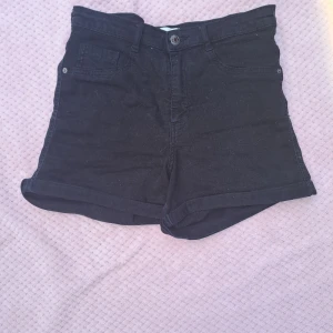 Svarta shorts - För stora för mig! Gina Tricot bomull. Har katter men kan rolla av dem!