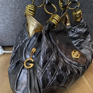 Silver quiltad handväska från Guess - Säljer en silver quiltad handväska från Guess med snygga gulddetaljer. Väskan har mycke utrymme!! Skriv via dm vid funderingar 💬