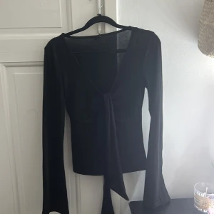 svart urringad topp Gina tricot  - En svart topp från Gina, perfekt fest topp till en kjol eller ett par jeans. Knytning vid urringningen 🤍