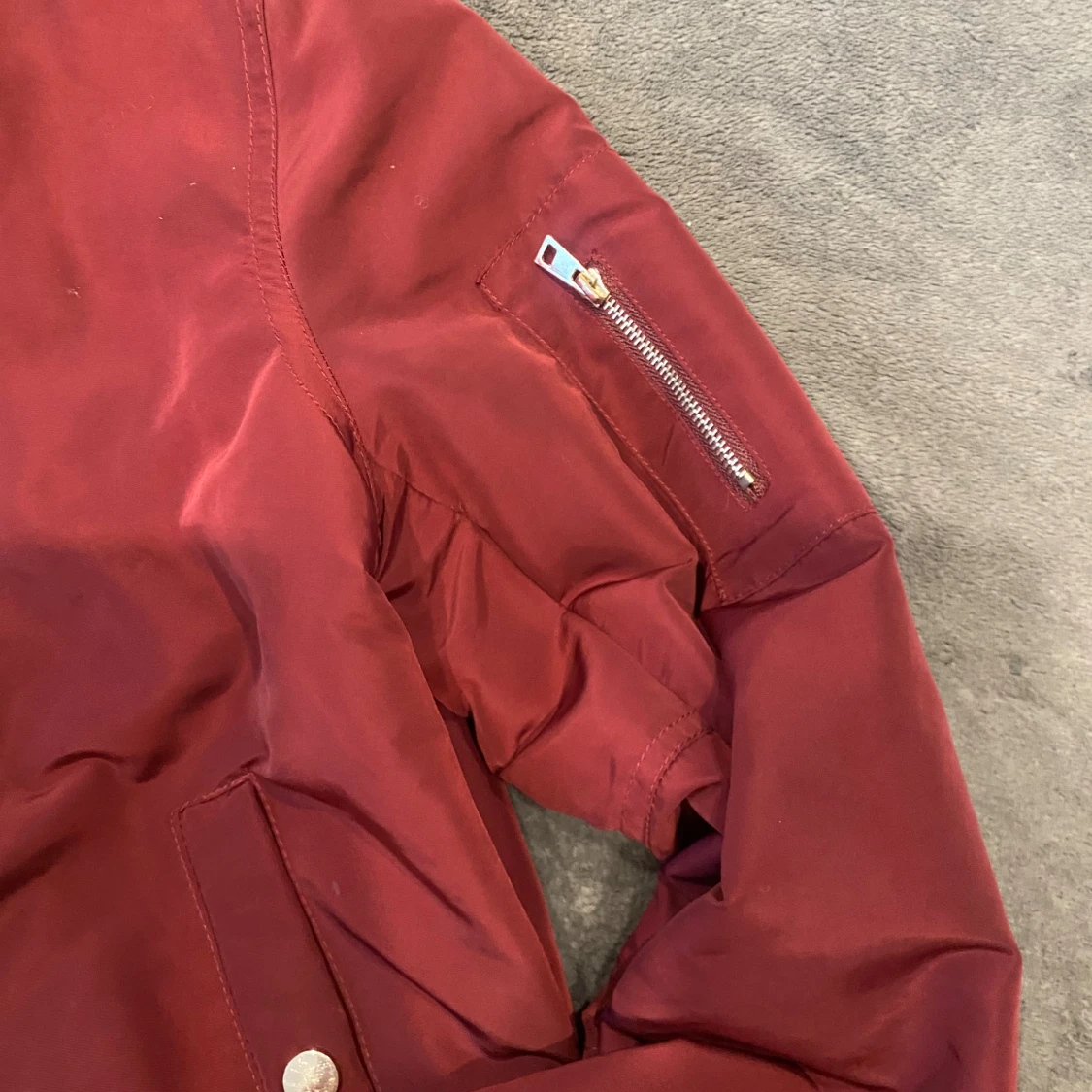 vinröd bomberjacka! - 2