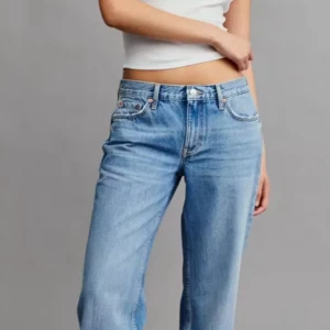 gina tricot lågmidjade jeans - Säljer mina lågmidjade jeans med rak-passform eftersom de är för små. Perfekt till hösten!🍁🩷