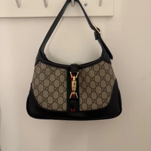 Väska  - Rymlig väska. Super fin i verkligheten 