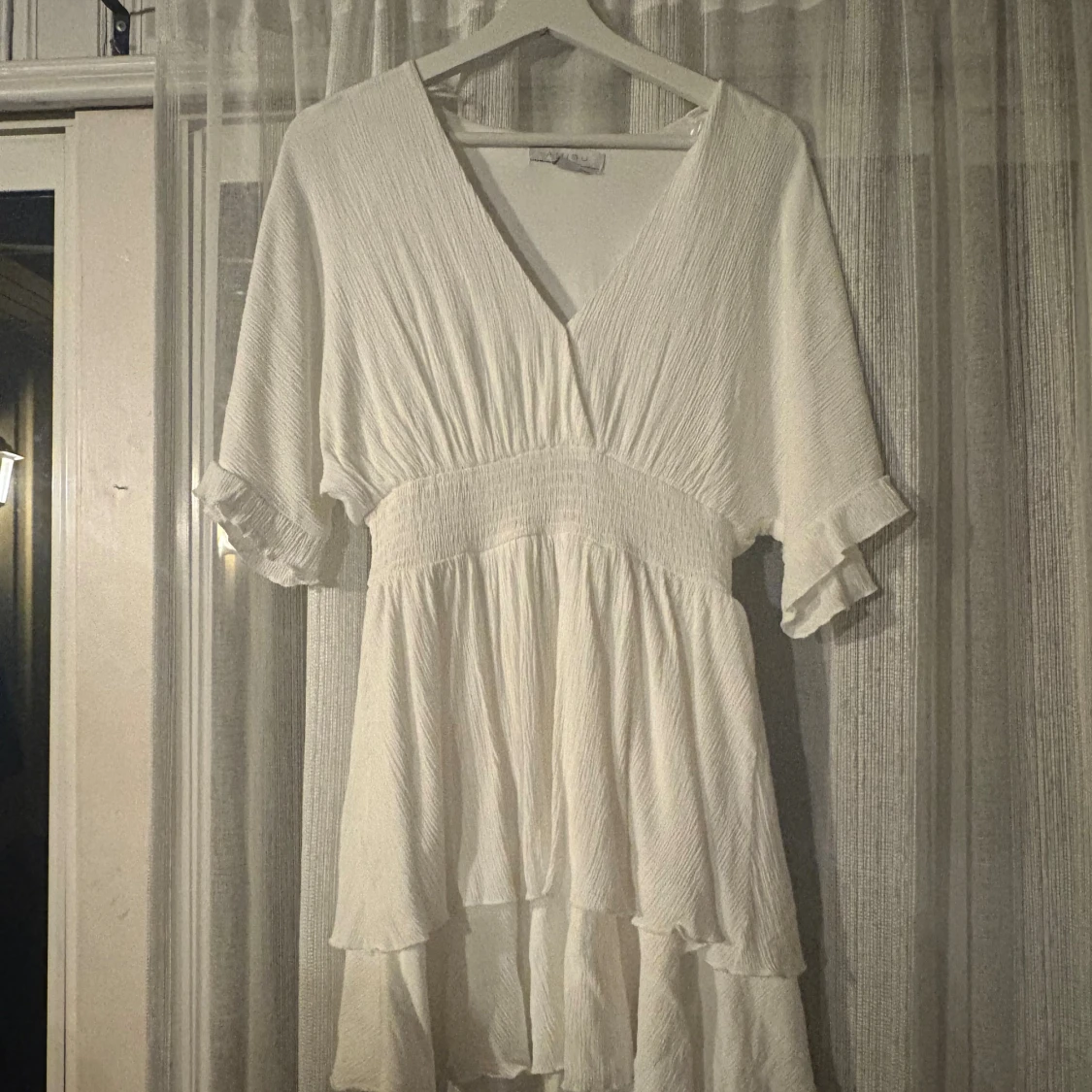 Vit omlottklänning från Amisu