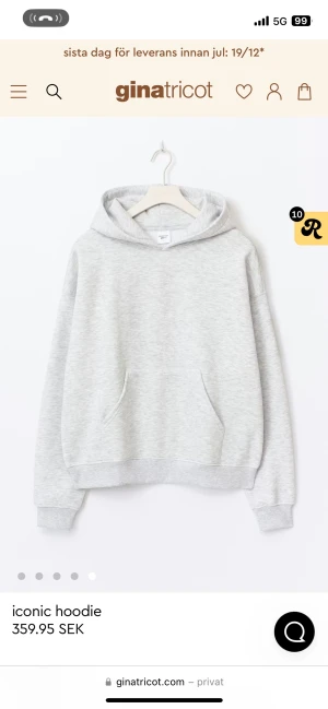 Populär hoodie från Gina tricot - Säljer denna jättefina hoodien från Gina i ljusgrå. Den är i bra skick och säljer för den inte kommer till användning längre ❤️