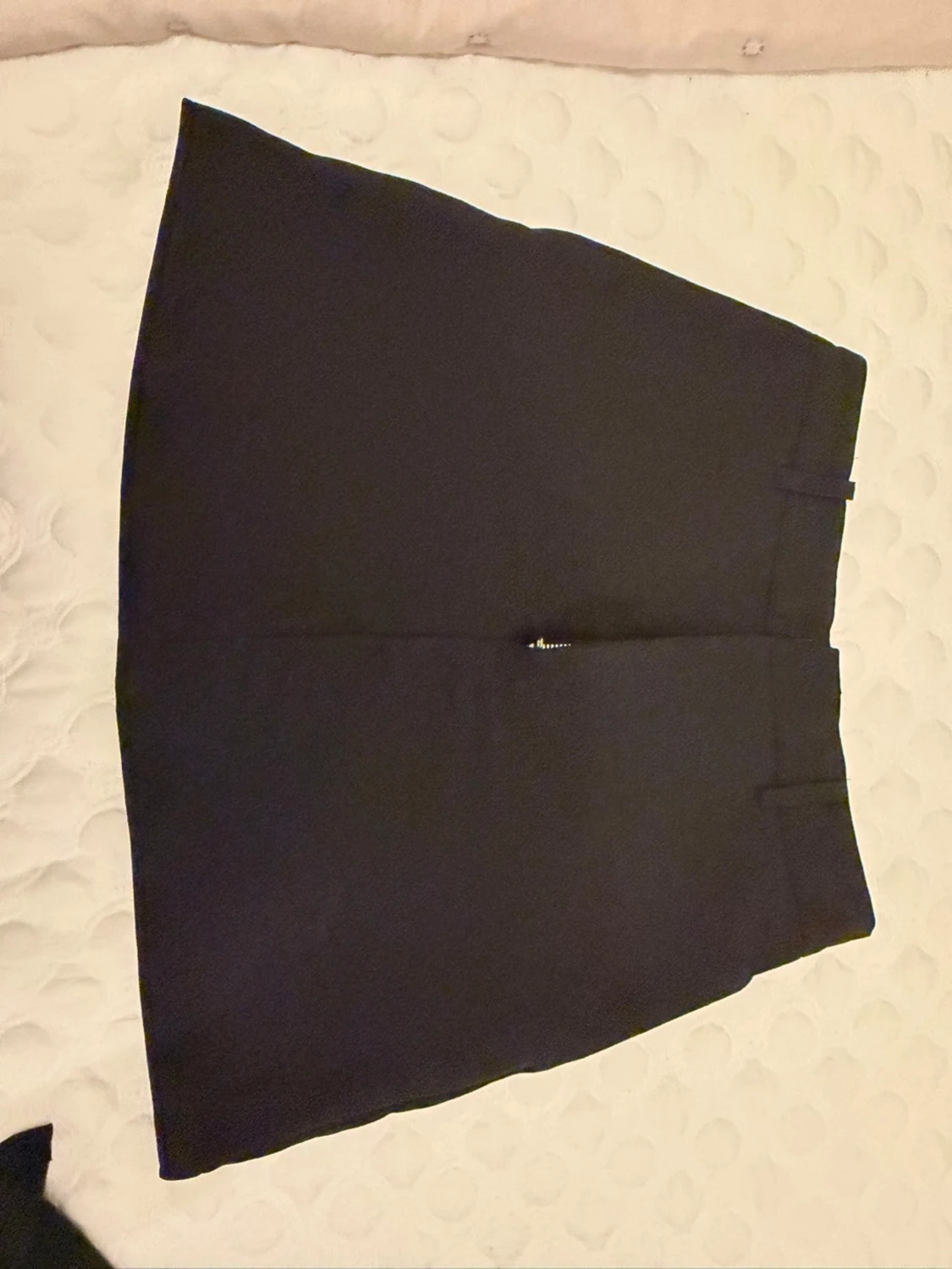 Svart kortkjol med dragkedja