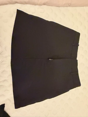 Svart kortkjol med dragkedja - Svart kjol med dragkedja. Använd 1 gång. Säljs på grund av flyttstädning 