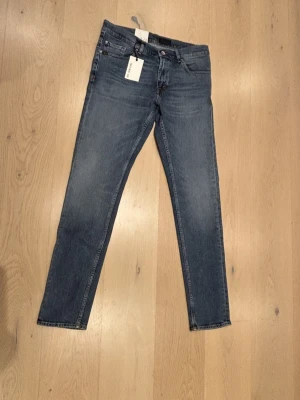 Tiger Of Sweden Jeans - Tjena! Vi säljer nu ett par helt nya tiger of Sweden jeans med tagsen kvar. Dessa brallor kostar ungefär 800kr vid nypris medans vi säljer dessa endast för 349kr. Skicket är som sagt helt nytt och storleken är W30 och L34. Ifall ni har några funderingar är det bara att höra av sig!💯