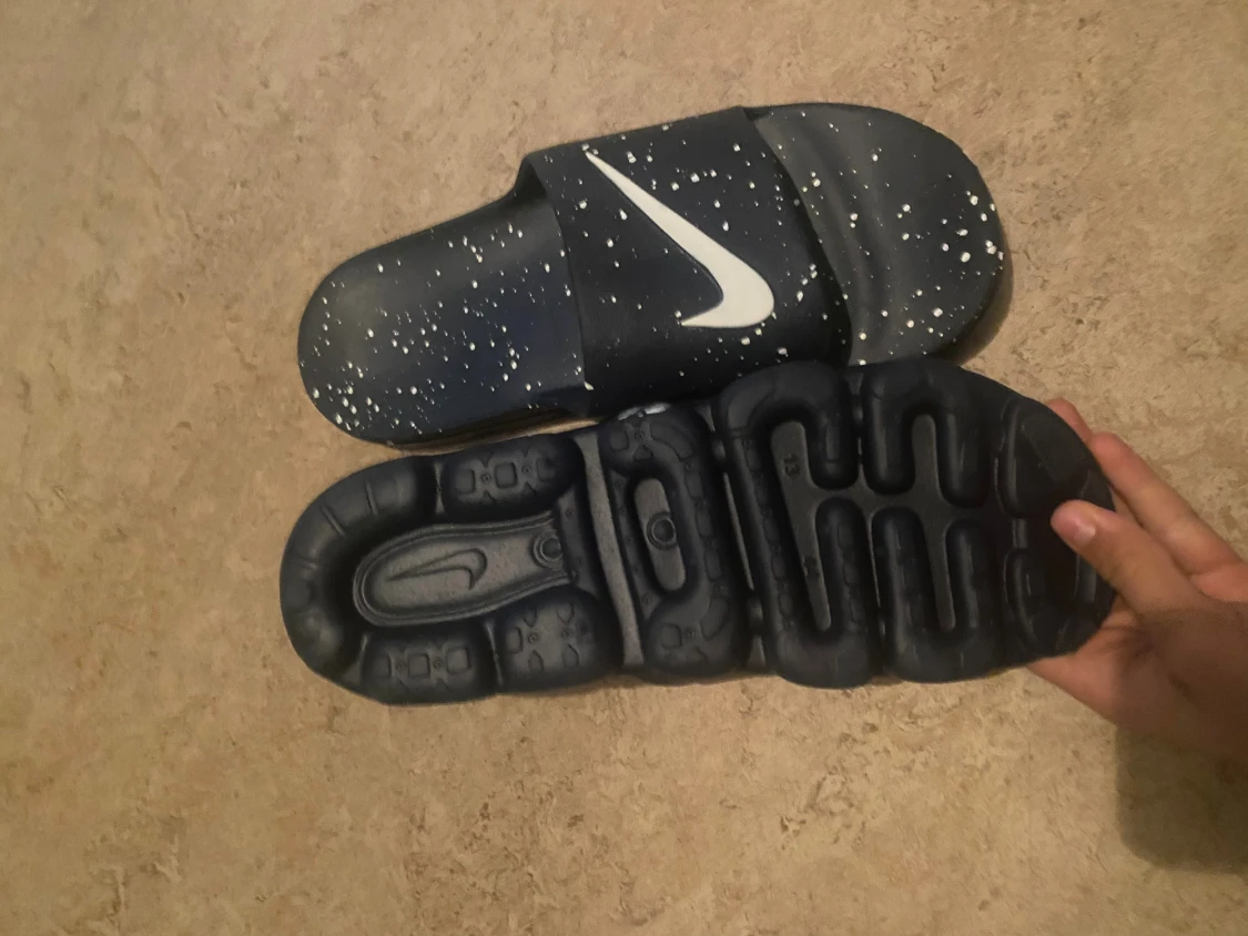 Svarta Nike sandaler med vit splatter - 1