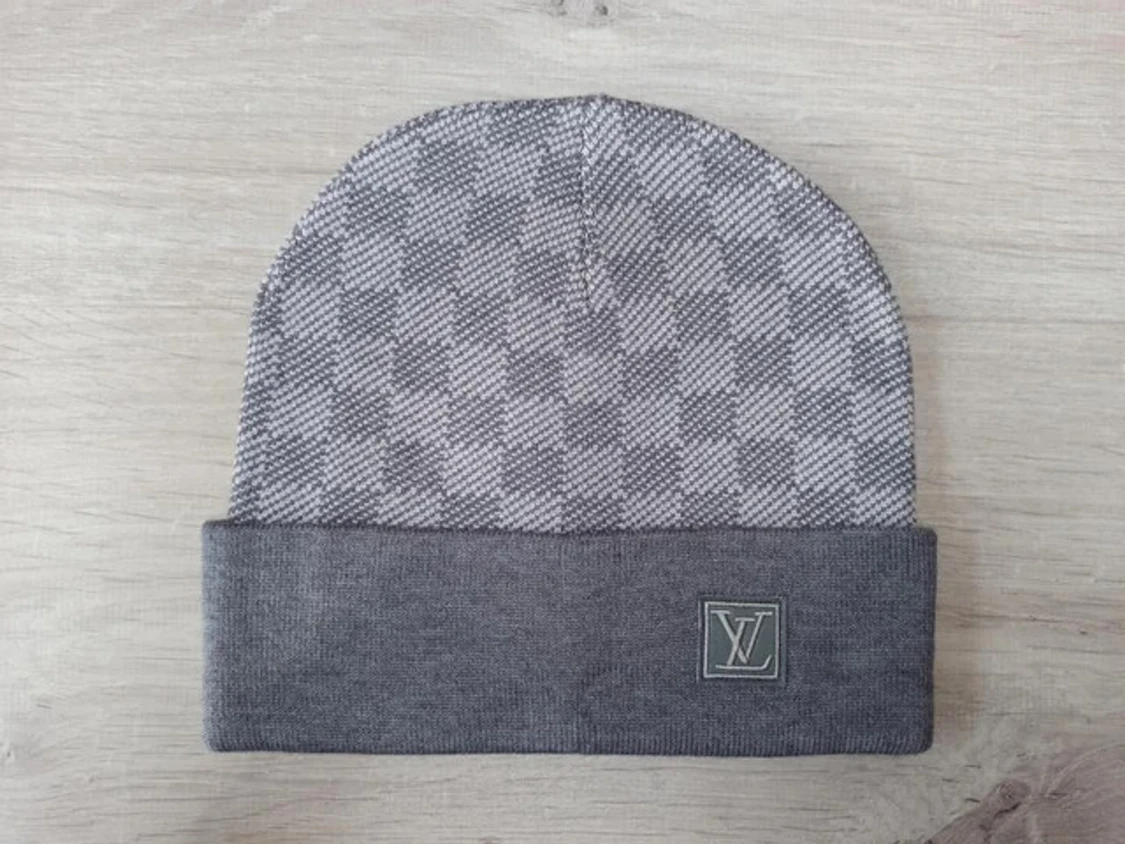 Stickad mössa – grå