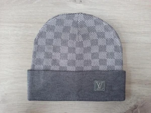 Stickad mössa – grå - Stickad mössa i grå färg. Ren och klassisk design. I mycket fint skick.  Säljs i befintligt skick. Fler bilder kan skickas vid förfrågan. Hämtas eller skickas. 