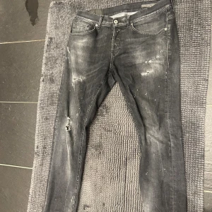 Dondup jeans George  - Dondup jeans George storlek 33, sitter som 32,31. Kolla bilderna för mått, något kortare i längden så passar dig som e lite kortare runt 170 -75 kanske. Annars bra skick, slitningar är i modellen.