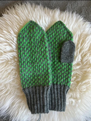 Hemmastickade vantar - Hemmastickade vantar i Ull. Passar s/m. Helt nya. Stickade av mig.