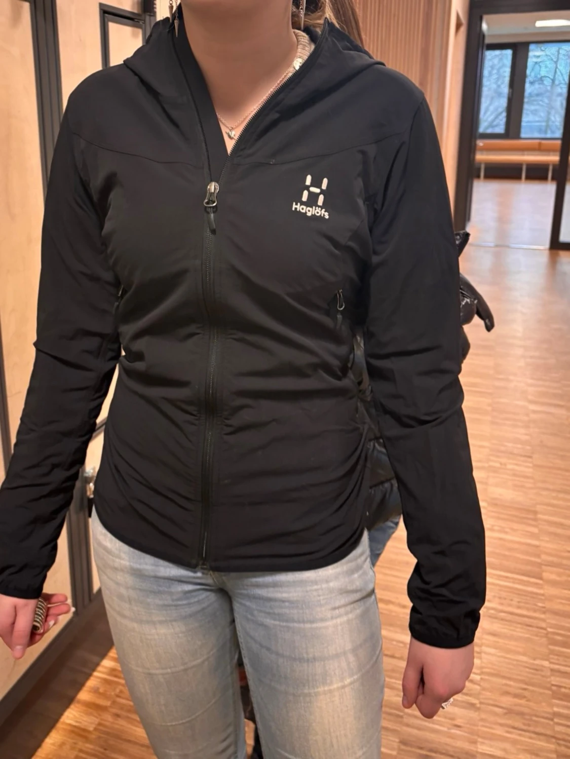 Svart vindjacka från Haglöfs - Apex Hood 