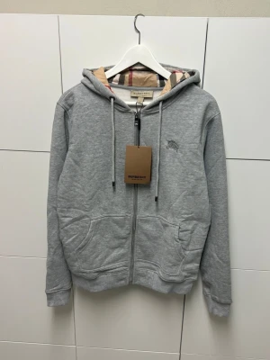 Burberry Hoodie  - Helt ny aldrig använd. Storlek M. Snabb frakt fraktar inom 24h.