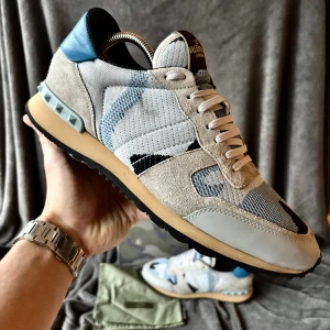 Valentino rockrunner skor - Valentino rockrunners | originalstorlek: 45, fråga om innermått vid osäkerhet | ingår: först till kvarn när det kommer till tillbehör. Finns ett begränsat antal. Box eller dustbag kan väljas som i sin tur kan kombineras med äkthetskort förutsatt att det finns i lager.