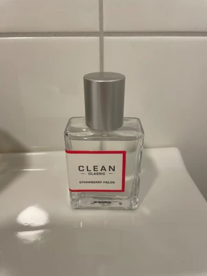 Clean Strawberry Fields - Clean Strawberry Fields som doftar otroligt gott! Säljer då jag har för många parfymer 🍓❤️ 