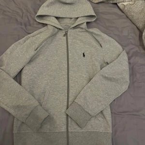 Polo zip hoodie - Grå polo zip hoodie i bra skick. Ny pris kostar 1800.