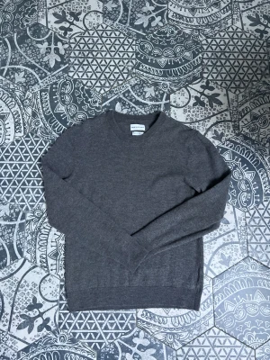 These Glory Days - 100% Merionull Tröja - Säljer en skön mörkgrå tröja från These Glory Days! | Mycket fint skick! | Stl L krympt till Stl S/XS | 100% Merionull | Vid frågor eller funderingar finns jag i DM! 📩Mvh CVB Closet