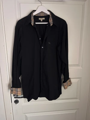 Burberry skjorta - Säljer nu denna feta skjorta från burberry🤩. Storleken är L. 8/10 skick. Tveka inte av att höra av dig vid minsta fundering✅