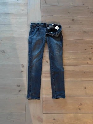 Replay Anbass jeans - toppkavlité, grymt plagg✨ - Sköna Replay Anbass jeans i mörkblå tvätt i strl 33/32. Tight fit och clean look - passar i alla årstider. Jeansen är använda men utan stora defekter. 🌟Sköna jeans 🙌Funkar till allt 💥Endast 459kr!