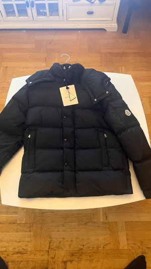 Moncler Vezere - Moncler Vezere Jacka. Helt ny endast testad var inte riktigt min stil dock. 
