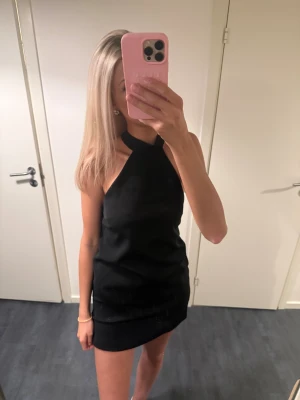 Klänning från Mango - Jättefin svart klänning från mango som är öppen i ryggen, endast använt nån gång🖤