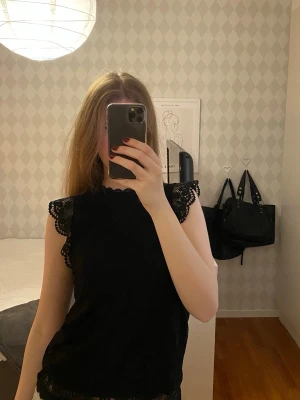 Svart spetstopp  - Säljer en svart spetstopp från Pieces/veromoda i storlek XS. Använd en gång så i väldigt bra kvalitet❣️❣️