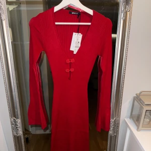 Klänning Gina - Jättefin klänning, ny med lappar 🌹 Perfekt till jul. Nypris 699:-