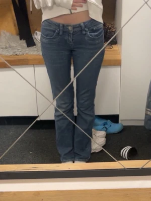 Blå bootcut jeans från LTB Valerie - Säljer ett par blå jeans från LTB, modellen Valerie. Kommer ej till användning. Pris kan diskuteras 