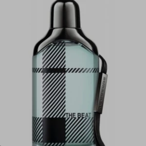 Burberry The Beat parfym - Burberry The Beat är en stilren parfym i en ljusblå glasflaska med klassiskt rutmönster och svart kork. Flaskan har en snygg metallisk detalj med Burberry-logga på sidan. Perfekt för dig som gillar modern och fräsch design.