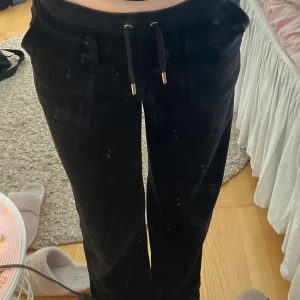 Juicy couture byxor - svarta jucy byxor som är använda ett X antal gånger men i mycket bra skicks. De är lite fula längst ner i benen men syns ej när man har på dom,