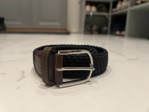 Flätat Bälte - Flätat Bälte från John Henric i marinblått.                             Mycket bra skick. Storlek 90