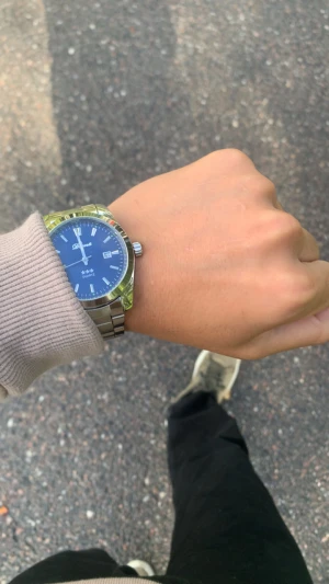 Silverfärgad Doventi klocka - 🌟 Doventi - Helt ny och oanvänd klocka i toppskick! 🌟 🎁 Levereras komplett med originalbox. ✨ Perfekt skick, garanterat utan defekter. ⚙️ Enkel justering för optimal passform. 🚀 Snabb leverans samma dag – direkt till dig!