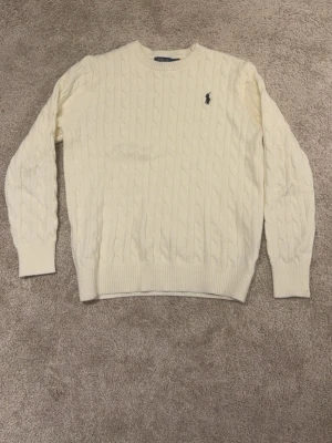 Ralph lauren cable knitted M vit - Använd typ 3-4 gånger, men den är för liten för mig nu. Priset är inte hugget i sten så testa buda:) Kvitto finns