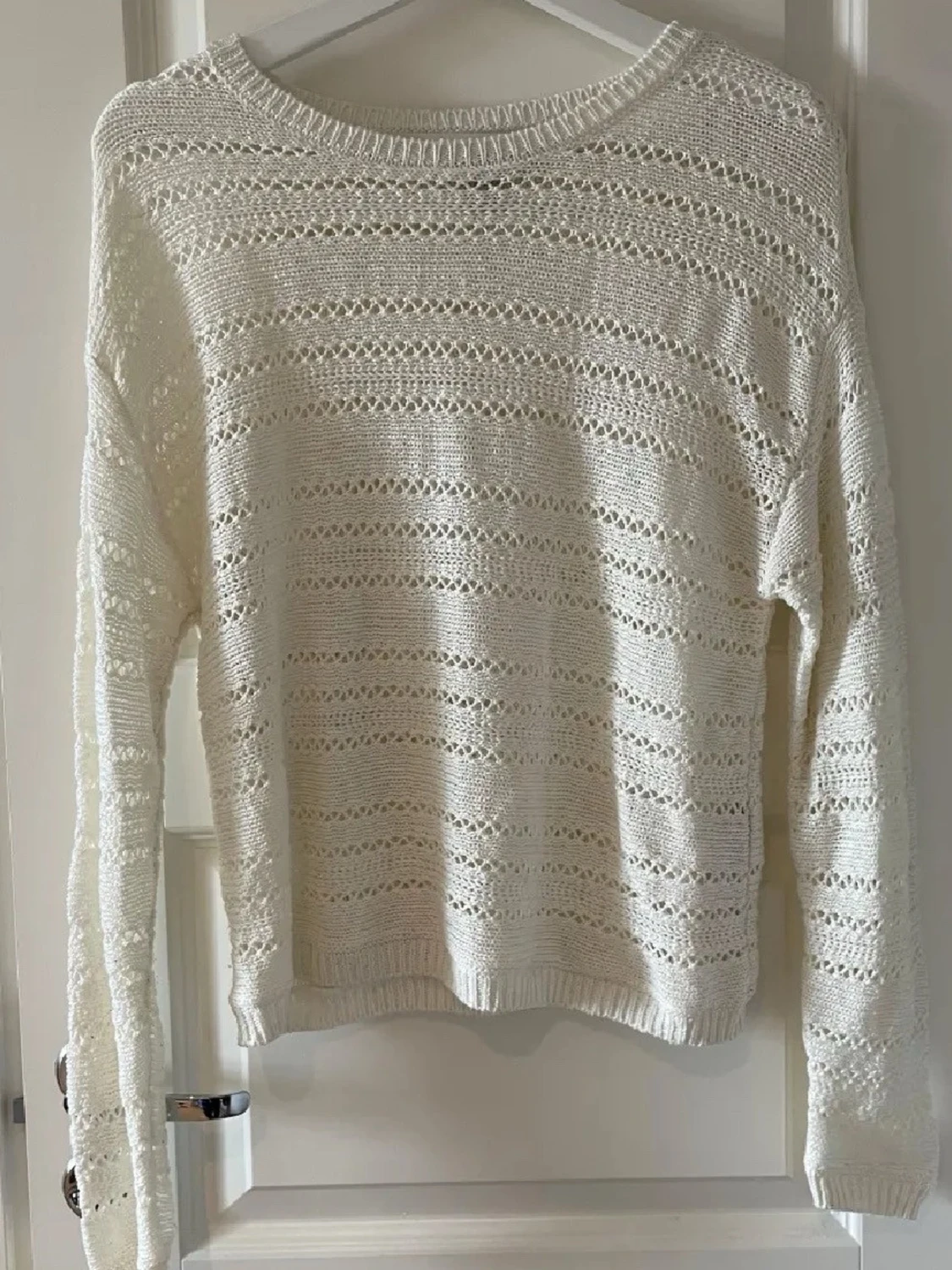 Vit stickad tröja från Amisu