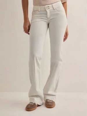 Nelly jeans - Snygga vita jeans med bootcut-snitt och hög midja. Jeansen har klassiska fem fickor och coola broderade detaljer på bakfickorna. Tillverkade i jeansmaterial med en mjuk känsla och dragkedja framtill. Perfekta för dig som gillar en clean och fräsch look.