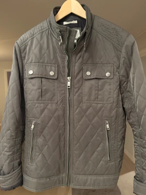 Field Jacket - Snygg och oanvänd jacka utan några hål eller liknande. Jackan är intill aldrig använd. Storlek S men passar M också. Om du funderingar eller liknande så skriv! 