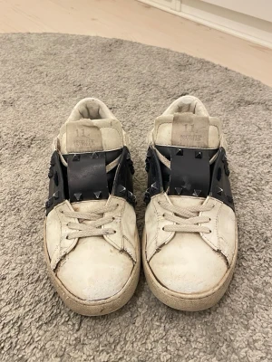 Valentinos rockstud - Säljer mina gamla valentino rockstud för dom har blivit lite för små hör av er för bilder/frågor