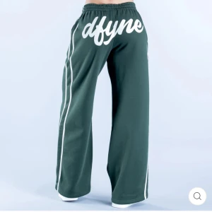 Gröna wide mjukisbyxor från Dfyne - Säljer mina helt oanvända Mörkgröna mjukisbyxor från Dfyne 